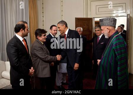 Präsident Barack Obama begrüßt Mitglieder der afghanischen Delegation, während Präsident Hamid Karzai am 1. Mai 2012 im Präsidentenpalast in Kabul, Afghanistan, zuschaut. (Offizielles Foto des Weißen Hauses von Pete Souza) Dieses offizielle Foto des Weißen Hauses wird nur zur Veröffentlichung durch Nachrichtenorganisationen und/oder zum persönlichen Druck durch die Betreffzeile(en) des Fotos zur Verfügung gestellt. Das Foto darf in keiner Weise manipuliert werden und darf nicht in kommerziellen oder politischen Materialien, Anzeigen, E-Mails, Produkten oder Werbeaktionen verwendet werden, die in irgendeiner Weise die Zustimmung oder Billigung des Präsidenten, des, nahelege Stockfoto