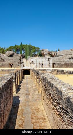 Ruinen des prächtigen Amphitheaters, Teil des archäologischen Ensembles von Italica, einer strategischen Stadt im römischen Reich, die heute in Santiponce, Sevilla, liegt Stockfoto