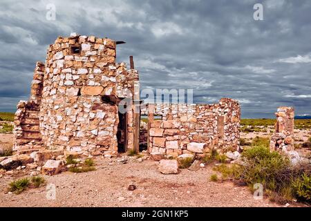 Die gespenstischen Überreste eines alten Handelspostens aus Arizona aus den 1950er Jahren, genannt Two Guns. Vorher hieß es die Canyon Diablo Trading Post für die Ca Stockfoto