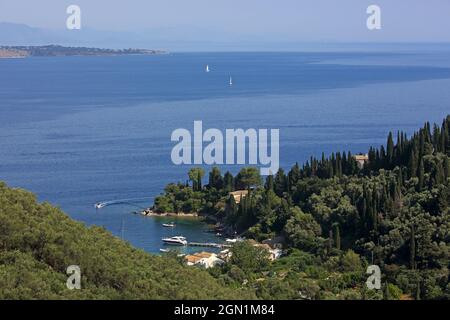 Die kleine Agni Bay an der Nordostküste der Insel Korfu ist ein beliebter Ankerplatz für Segler, Ionische Inseln, Griechenland Stockfoto