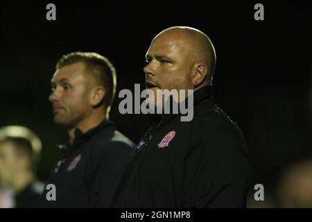 SPENNYMOIR, GROSSBRITANNIEN. AM 21. SEPTEMBER 2021 wurde Jim Bentley, AFC Fylde Manager, während der zweiten Qualifikationsrunde des FA Cup zwischen Spennymoor Town und AFC Fylde im Brewery Field, Spennymoor, gesehen. (Kredit: Will Matthews | MI News) Kredit: MI News & Sport /Alamy Live News Stockfoto