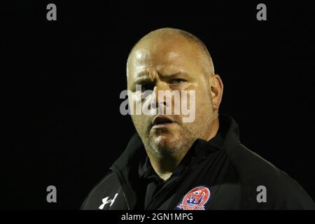 SPENNYMOIR, GROSSBRITANNIEN. AM 21. SEPTEMBER 2021 wurde Jim Bentley, AFC Fylde Manager, während der zweiten Qualifikationsrunde des FA Cup zwischen Spennymoor Town und AFC Fylde im Brewery Field, Spennymoor, gesehen. (Kredit: Will Matthews | MI News) Kredit: MI News & Sport /Alamy Live News Stockfoto