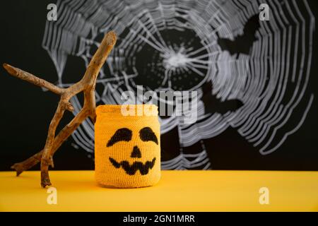 Halloween-Symbol vor dem Hintergrund von Spinnweben und Fledermäusen. Konzept von halloween . Stockfoto