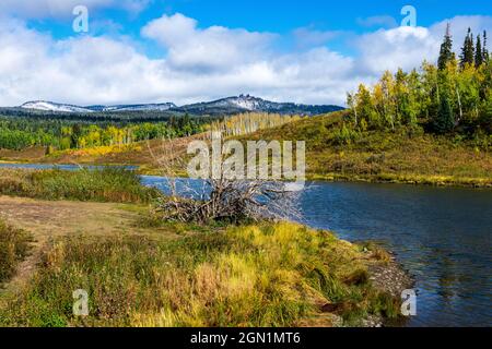 Muddy Pass Lake umgeben von Herbstfarben in Orange und Gelb. Stockfoto
