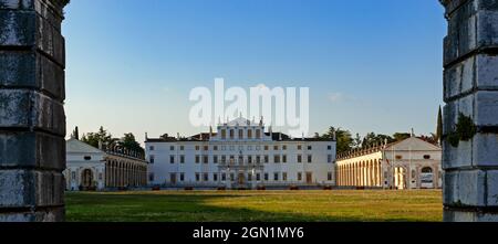 Die prächtige Barockfassade der Villa Manin aus dem 16. Jahrhundert in Passariano di Codroipo in der Provinz Udine. Region Friaul. Der "Vertrag von Campoform Stockfoto