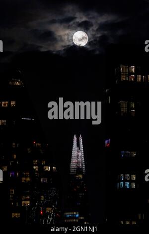 London, Großbritannien. September 2021. Das am 21. September 2021 aufgenommene Foto zeigt den Vollmond, der über dem Shard in London, Großbritannien, aufgeht. Quelle: Stephen Chung/Xinhua/Alamy Live News Stockfoto