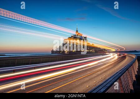 Abendansicht der felsigen Insel Mont Saint Michel mit dem gleichnamigen Kloster, Normandie, Frankreich. Stockfoto