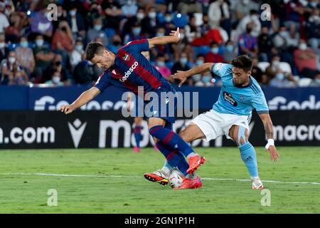 Valencia, Spanien. September 2021. Nemanja Radoja von Levante UD und Francisco Jose Beltran von Real Club Celta de Vigo in Aktion während der spanischen La Liga, Fußballspiel zwischen Levante UD und Real Club Celta de Vigo im Stadion Ciutat de Valencia in Valencia.(Endstand; Levante UD 0:2 Real Club Celta de Vigo) Kredit: SOPA Images Limited/Alamy Live News Stockfoto