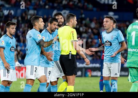 Valencia, Spanien. September 2021. Schiedsrichter in Figueroa Vazquez und Iago Aspas vom Real Club Celta de Vigo in Aktion während der spanischen La Liga, Fußballspiel zwischen Levante UD und Real Club Celta de Vigo im Stadion Ciutat de Valencia in Valencia.(Endstand; Levante UD 0:2 Real Club Celta de Vigo) Kredit: SOPA Images Limited/Alamy Live News Stockfoto