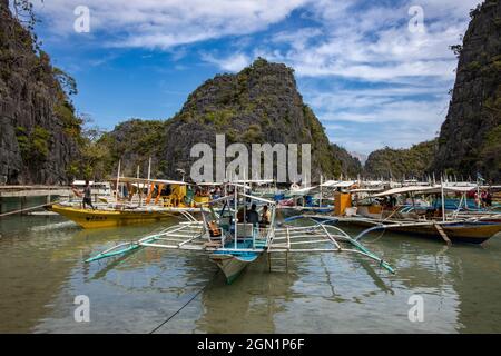 Traditionelle philippinische Banca Outrigger Kanus, die in der Lagune in der Nähe des Kayangan Lake, Banuang Daan, Coron, Palawan, Philippinen, Asien Stockfoto