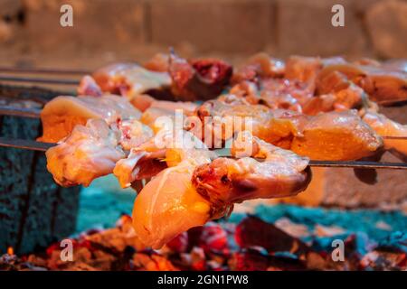 Rohes Hühnerfleisch auf dem Grillplatz in der Nacht Stockfoto