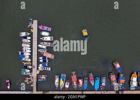 Luftaufnahme von Fischerbooten auf Pier, Paraty, Rio de Janeiro, Brasilien, Südamerika Stockfoto