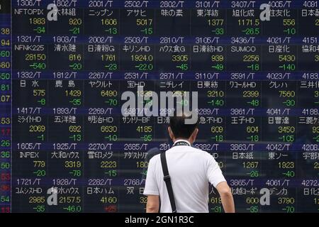 Tokio, Japan. August 2021. Ein Mann sah, wie er vor einer elektrischen Tafel ging, auf der der Nikkei-Index eine Maklerfirma in Tokio zeigte. (Foto von James Matumoto/SOPA Images/Sipa USA) Quelle: SIPA USA/Alamy Live News Stockfoto