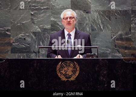 New York, Usa. September 2021. Der Präsident von Lettland, Egils Levits, spricht auf der 76. Sitzung der Generalversammlung der Vereinten Nationen am Dienstag, dem 21. September 2021, im Hauptquartier der Vereinten Nationen aus der Ferne. Pool Foto von Spencer Platt/UPI Credit: UPI/Alamy Live News Stockfoto