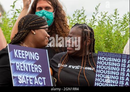 Vivian Smith, rechts, aus Miami, Florida, weint, während sie von der US-amerikanischen Vertreterin Cori Bush (Demokrat von Missouri), links, während einer Pressekonferenz über den Keeping Renters Safe Act von 2021, am Dienstag, den 21. September 2021 im US-Kapitol in Washington, DC, getröstet wird. Vivian ist eine alleinerziehende Mutter von zwei Kindern, die letztes Jahr während der Pandemie vertrieben wurde, nachdem ihr Vermieter ein Räumungsverfahren gegen sie eingereicht hatte, nachdem sie ihre Miete zurückerhalten hatte, und sie wurde gezwungen, zwischen dem Kauf von Lebensmitteln, der Gesundheitsversorgung und der Miete zu wählen, um zu überleben. Act Credit: Rod Lampey/CNP/Sipa USA Stockfoto