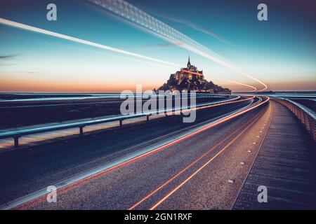 Abendansicht der felsigen Insel Mont Saint Michel mit dem gleichnamigen Kloster, Normandie, Frankreich. Stockfoto