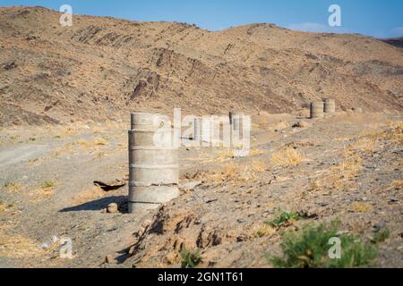 Gestapelte Betonrohre auf Wasser gut an verschiedenen Orten in der Wüste Stockfoto