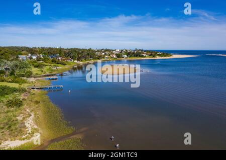 Luftaufnahme der Küste und Sandbank von La Barra, Punta del Este, Maldonado Department, Uruguay, Südamerika Stockfoto