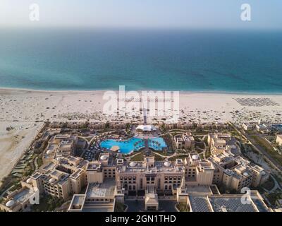 Luftaufnahme von Saadiyat Rotana Resort & Villas mit Strand und Meer, Saadiyat Island, Abu Dhabi, Vereinigte Arabische Emirate, Naher Osten Stockfoto