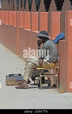 Angola; Provinz Huila; Provinzhauptstadt Lubango; Shoe shine im Stadtzentrum wartet auf Kunden Stockfoto