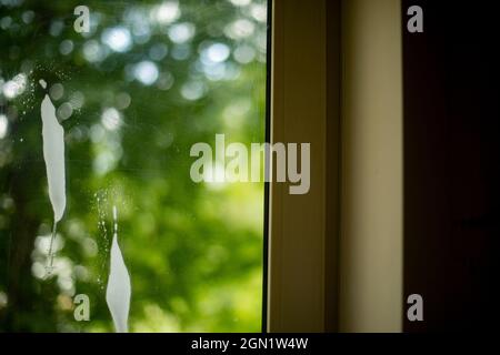 Fenster in der Wohnung. Details zum Öffnen des Fensters. Plastikfenster mit Blick auf die Straße. Rahmen und Ecke des Fensterrahmens. Stockfoto