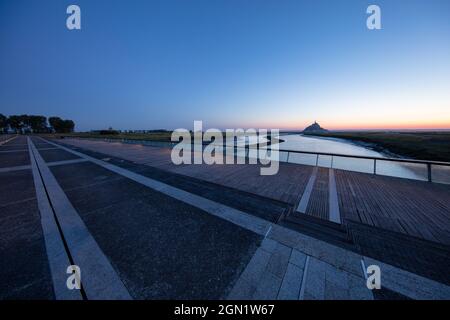 Morgenansicht der felsigen Insel Mont Saint Michel mit dem gleichnamigen Kloster, Normandie, Frankreich. Stockfoto