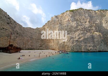 Shipwreck Beach an der Westküste ist ein Touristenmagnet. Es ist nur mit dem Boot erreichbar, Zakynthos Insel, Ionische Inseln, Griechenland Stockfoto