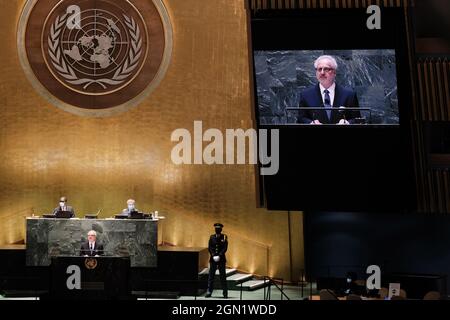 New York, USA. September 2021. NEW YORK, NEW YORK - 21. SEPTEMBER: Der lettische Präsident Egils Levits spricht während des jährlichen Treffens in New York City zur 76. Sitzung der Generalversammlung der Vereinten Nationen (UNGA) am 21. September 2021 in New York City. Die diesjährige Veranstaltung, die aufgrund der Covid-19-Beschränkungen verkürzt wurde, wird die globalen Probleme des Niederwerssens der Covid-19-Pandemie und der Wiederbelebung der globalen Wirtschaft nach der Pandemie beleuchten. (Foto: Spencer Platt/Pool/Sipa USA) Quelle: SIPA USA/Alamy Live News Stockfoto