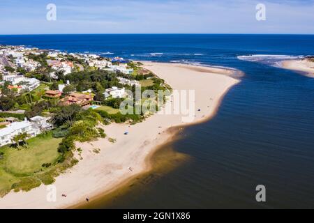 Luftaufnahme des Strandes und der Küste von La Barra, Punta del Este, Maldonado Department, Uruguay, Südamerika Stockfoto