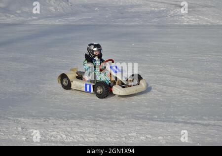 Kovrov, Russland. 25. Februar 2017. Winter-Kart-Wettkämpfe im Sportkomplex Motodrom Stockfoto