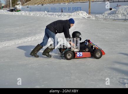 Kovrov, Russland. 25. Februar 2017. Winter-Kart-Wettkämpfe im Sportkomplex Motodrom. Der festgefahrene Kart wird von der Strecke transportiert Stockfoto
