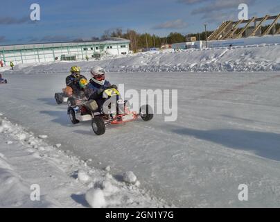 Kovrov, Russland. 25. Februar 2017. Winter-Kart-Wettkämpfe im Sportkomplex Motodrom Stockfoto