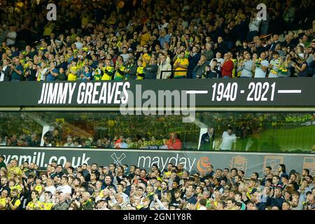 Norwich, Großbritannien. September 2021. Norwich-Fans applaudieren in der Minute zum Gedenken an Jimmy Greaves während des Carabao Cup Third Round Spiels zwischen Norwich City und Liverpool in der Carrow Road am 21. September 2021 in Norwich, England. (Foto von Mick Kearns/phcimages.com) Credit: PHC Images/Alamy Live News Stockfoto