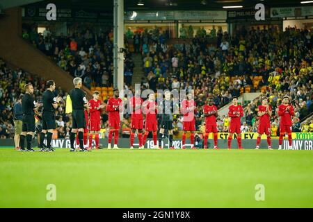 Norwich, Großbritannien. September 2021. Liverpool Spieler und Spielbeamte applaudieren in einer Minute zum Gedenken an Jimmy Greaves während des Carabao Cup Third Round Spiels zwischen Norwich City und Liverpool in der Carrow Road am 21. September 2021 in Norwich, England. (Foto von Mick Kearns/phcimages.com) Credit: PHC Images/Alamy Live News Stockfoto