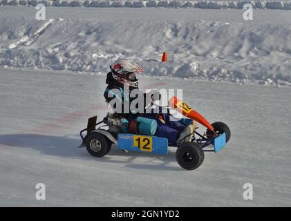 Kovrov, Russland. 25. Februar 2017. Winter-Kart-Wettkämpfe im Sportkomplex Motodrom Stockfoto