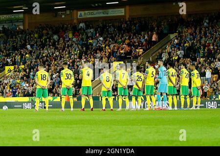 Norwich, Großbritannien. September 2021. Norwich-Spieler applaudieren vor einer Minute in Erinnerung an Jimmy Greaves während des Carabao Cup Third Round Spiels zwischen Norwich City und Liverpool in der Carrow Road am 21. September 2021 in Norwich, England. (Foto von Mick Kearns/phcimages.com) Credit: PHC Images/Alamy Live News Stockfoto