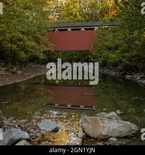 Everett Covered Bridge spiegelt sich in Creek unten im Cuyahoga Valley National Park Stockfoto