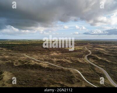 Luftaufnahme von Wander- und Radwegen durch die Dünen von Westerduinen, bei Den Hoorn, Texel, Westfriesische Inseln, Friesland, Niederlande, Europ Stockfoto