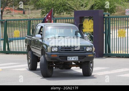 Eine Toyota Hilux Doppelkabine (LN106) der 5. Generation parkte vor den Toren des Parlamentshauses in Port Moresby Stockfoto