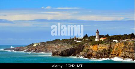 Leuchtturm Guia an der Rocky Coast in der Nähe von Cascais, Portugal Stockfoto