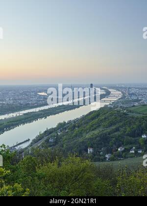 Blick von Kahlenberg über Wien, Donaucity, Donauinsel, Sonnenaufgang, Österreich Stockfoto