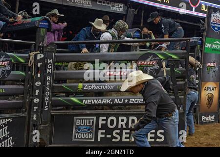 NEWARK, NJ - 19. SEPTEMBER: Andrew Alvidrez fährt Caddyshack während der Professional Bull Riders 2021 Entfesseln Sie das Beast-Event im Prudential Center auf S Stockfoto