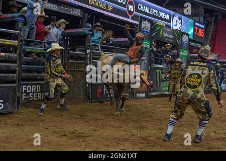 NEWARK, NJ - 19. SEPTEMBER: Adriano Salgado reitet Chanler's Dream während des Professional Bull Riders 2021 Unleash the Beast Events im Prudential Center Stockfoto