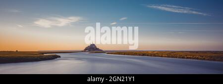 Abendansicht der felsigen Insel Mont Saint Michel mit dem gleichnamigen Kloster, Normandie, Frankreich. Stockfoto