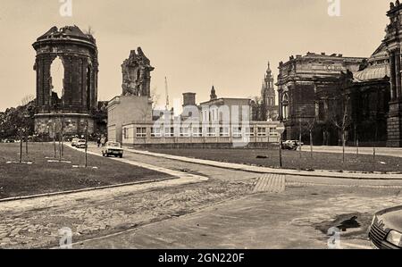 04-04-1986, Dresden, ehemals DDR, Blick auf die Ruinen der Frauenkirche, im Hintergrund Teile des Residenzschloss und St. Trinitatis, in der Fotothek Stockfoto