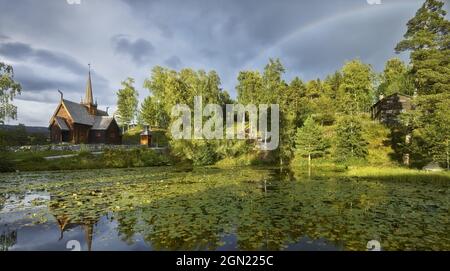 Rainbow, Stabkirche Garmo, Freilichtmuseum Maihaugen, Lillehammer, Innlandet, Norwegen Stockfoto