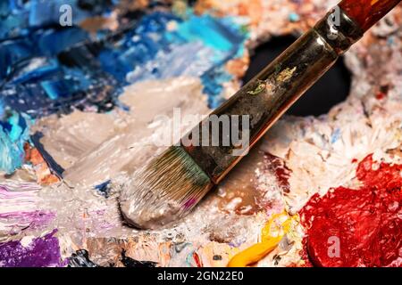 Pinsel mischen helle Farben aus Reliefschichten von Ölfarben. Stockfoto