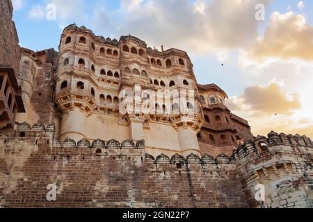 Alte königliche Palastruinen von Mehrangah Fort in Jodhpur Rajasthan bei Sonnenaufgang Stockfoto