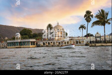 Jag Mandir ein alter Palast, der im Jahr 1628 auf einer Insel im Lake Pichola in Udaipur, Rajasthan Indien, erbaut wurde Stockfoto