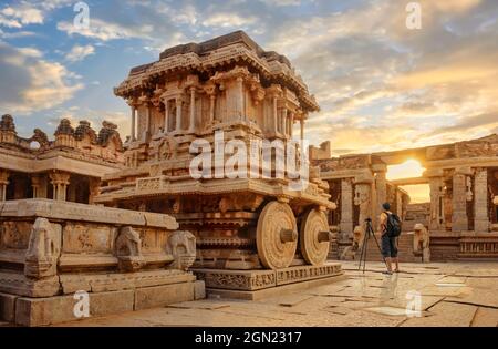 Steinwagen in Hampi mit antiken archäologischen Ruinen im Innenhof des Vittala-Tempels in Karnataka India bei Sonnenuntergang Stockfoto